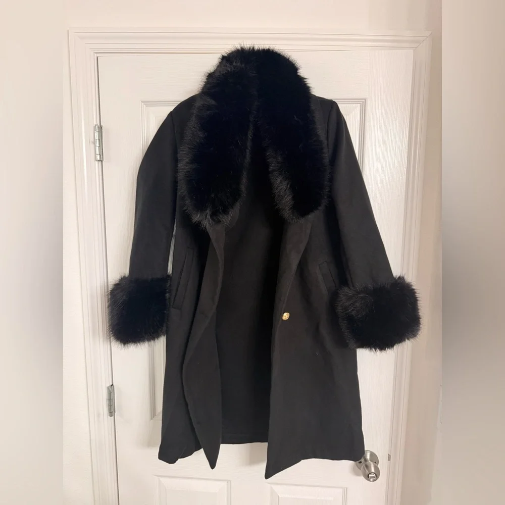 Elegant Black Fur-Trimmed Women's Coat - Picture 1 of 5